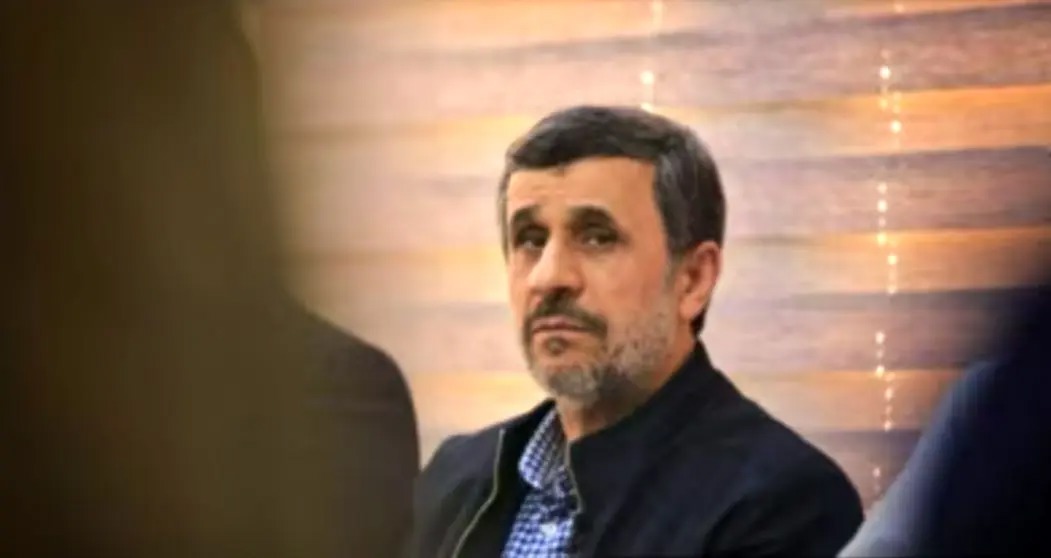 حضور احمدی نژاد در چهلم یکی از جانباختگان ناآرامی های دی ماه/ ویدئو