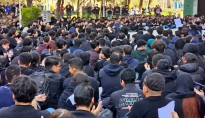 تعلیق سه دانشجوی خاطی دانشگاه تهران به دلیل جسارت به نماد ملی