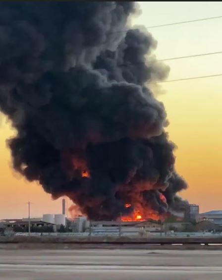 تصاویر جدید از  آتش‌سوزی در شهرک صنعتی آبادان