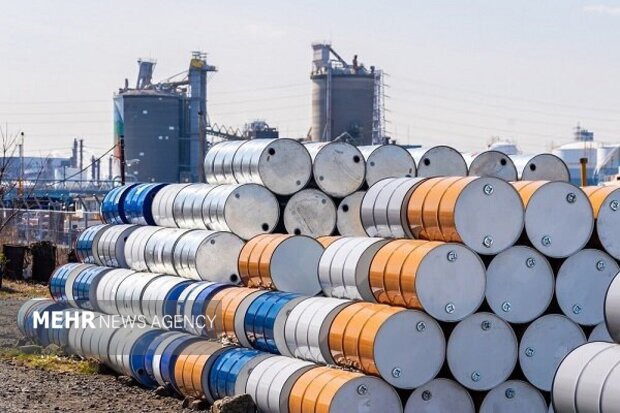 نفت در آستانه افت هفتگی