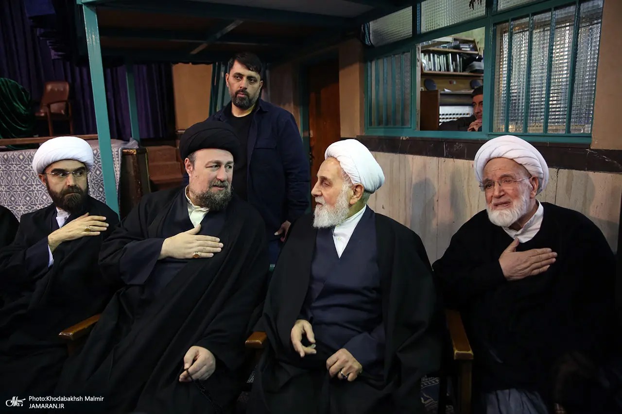 حضور رجال سیاسی از سیدحسن خمینی تا مهدی کروبی در مراسم تشییع آیت الله سید مهدی امام جمارانی از حسینیه جماران/ تصاویر