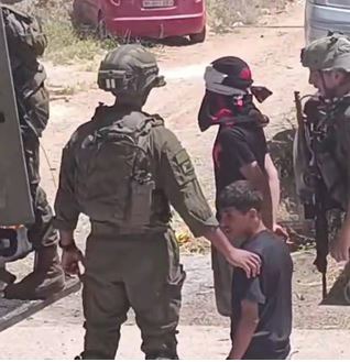 رفتار خشونت‌آمیز نظامیان اسرائیلی با دو کودک فلسطینی