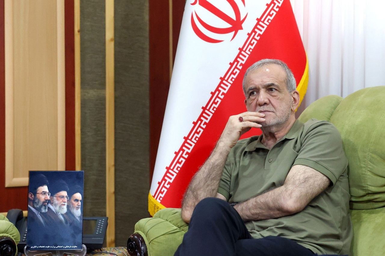 وقتی رئیس‌جمهور برای مدیریت انرژی کت خود را از تن درآورد
