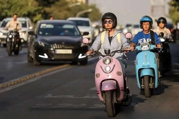 روایت ۴ دهه چرخش پرماجرای موتورسواری زنان در ایران؛ از «زین‌های تحریک کننده» تا «منع شرعی ندارد»