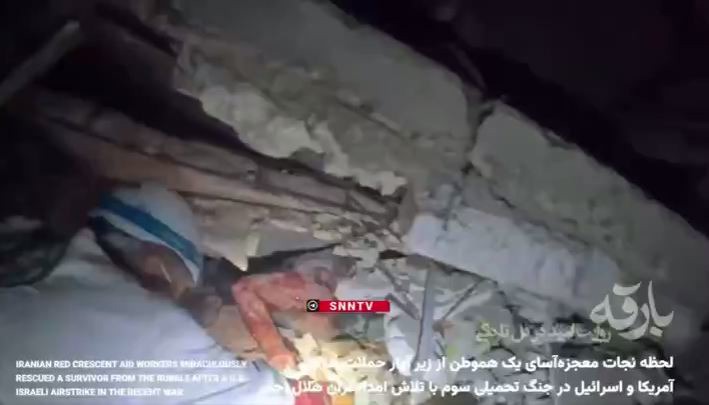 تصاویر دیده نشده از لحظه نجات معجزه‌آسای یک هموطن از زیر آوار حملات هوایی دشمن