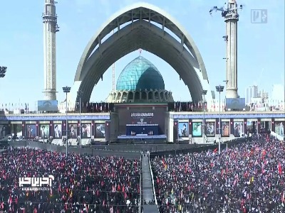 مشت‌های گره کرده مردم در مصلی تهران به نشانه عهد با آقای شهید ایران