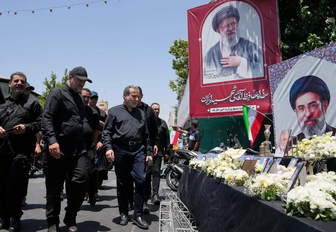 لحظه حمله سوپرانقلابی‌ها به عراقچی و پرتاب بطری همراه با سردادن شعار بی شرف/ ویدئو