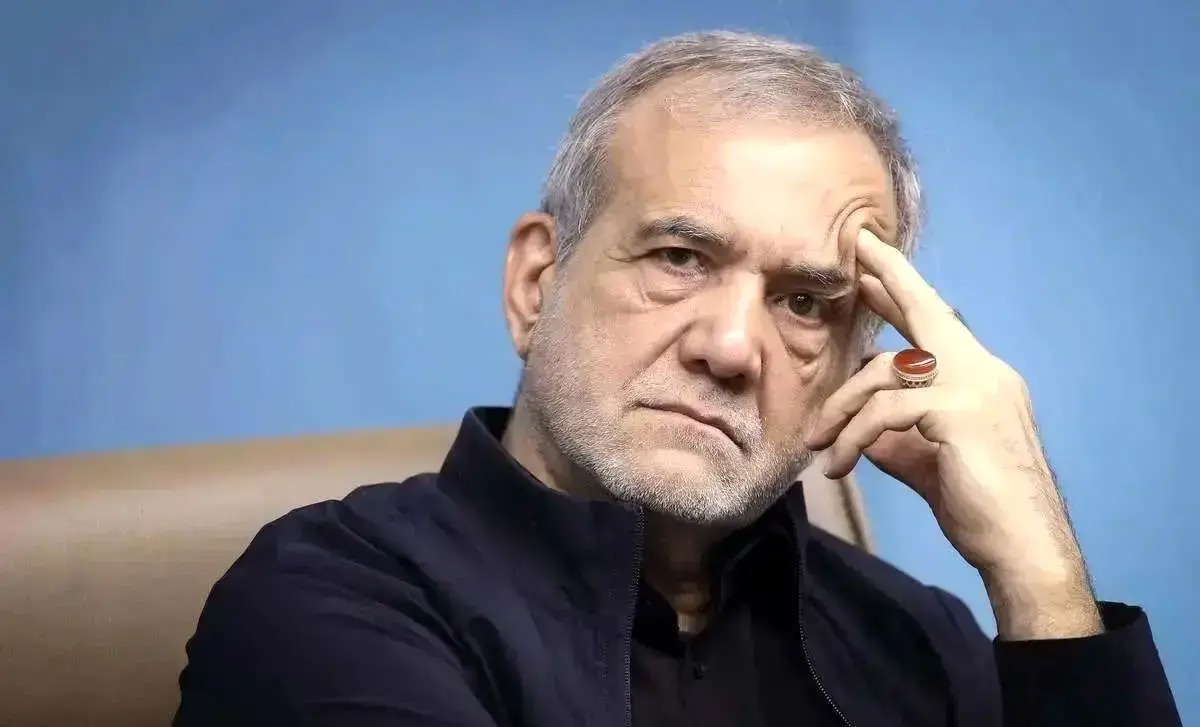 منافقین داخلی می خواهند رئیس جمهور را از صحنه خارج کنند/ با سیستم‌های امنیتی و محدودیت‌های شدید نمی‌توان ذهن مردم را کنترل کرد/ از اینکه می بینیم زن ۷۰ - ۸۰ ساله‌ای در سطل‌های زباله به دنبال مواد بازیافتی می‌گردد، شرمنده می‌شویم