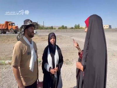 زوج ناشنوایی که پیاده راهی مشهد شدند