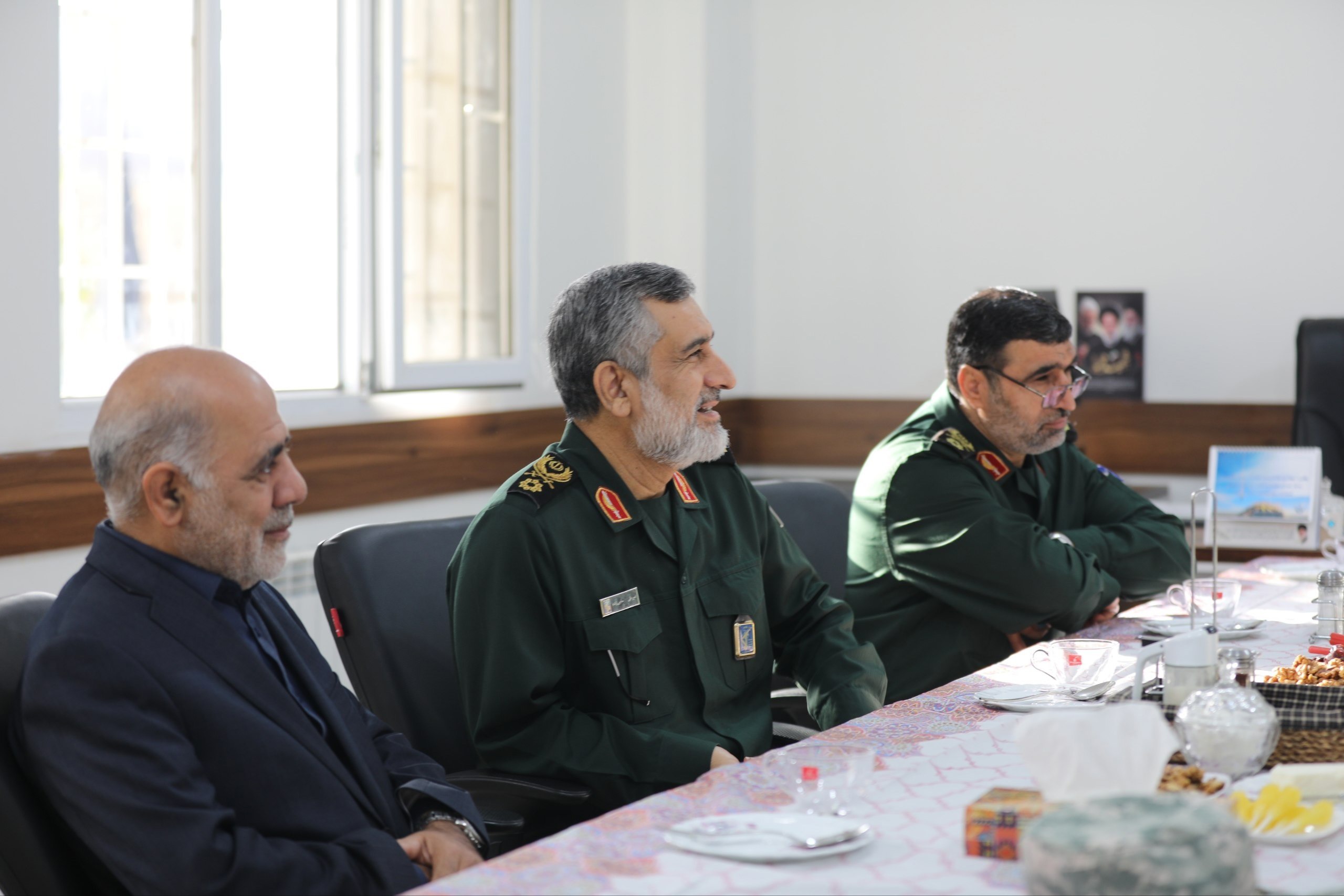 تصویر منتشرنشده از سرلشکر عبداللهی در کنار شهیدان محمود باقری و حاجی‌زاده