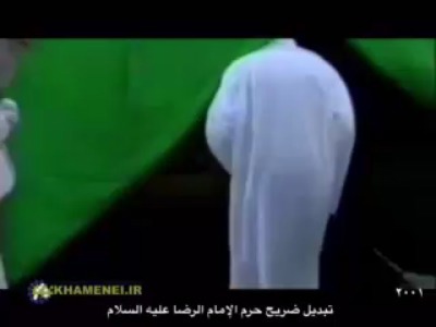 فیلم قدیمی از تعویض ضریح امام رضا(ع) با حضور رهبر شهید انقلاب