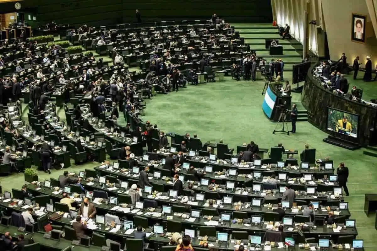 نامه تعدادی از نمایندگان مجلس به سران قوا درباره وضعیت بازار ارز
