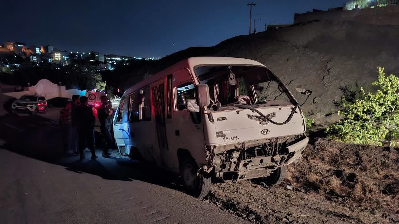 واژگونی هولناک مینی‌بوس در جاده طرقبه با ۷ کشته