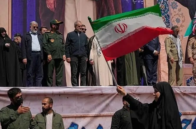 سردادن شعار سازشگر در رژه جانفدایان از مقابل پزشکیان/ ویدئو