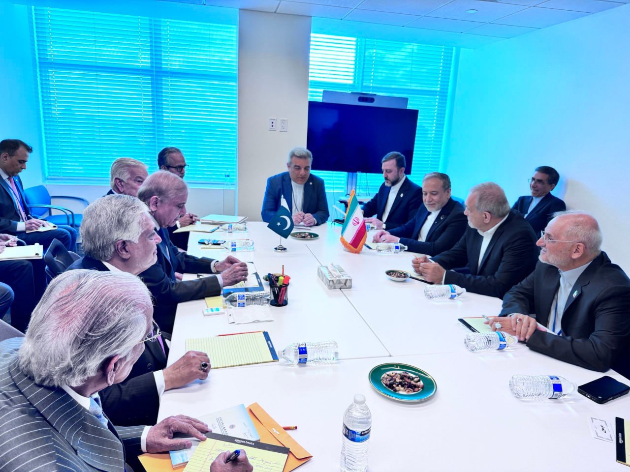 پزشکیان با نخست وزیر پاکستان دیدار و گفت‌وگو کرد