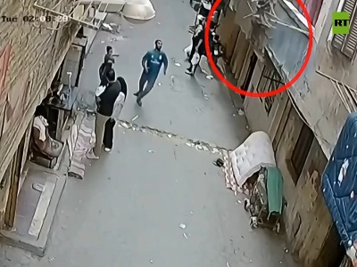 لحظه دلهره‌آور نجات یک کودک هنگام سقوط از طبقه دوم