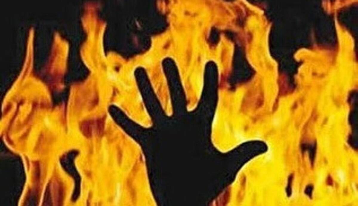 پلیس در تعقیب مردی که همسر خود را آتش زد و کشت