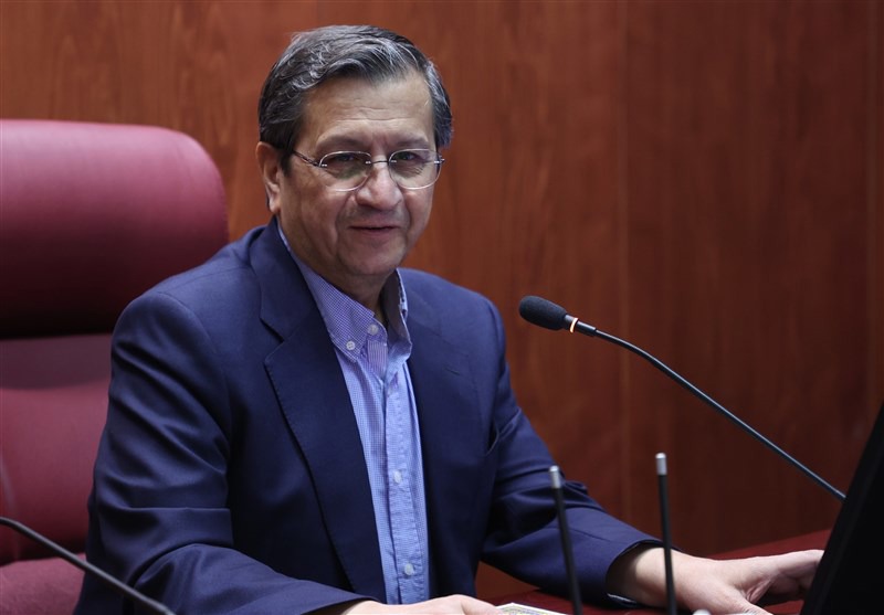 دفاع همتی از «مداخله در حاشیه بازار ارز»