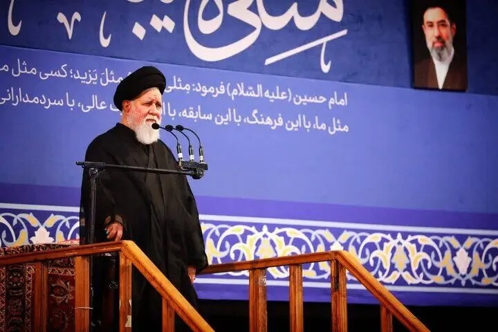 علم‌الهدی: دشمن با برگزاری برنامه‌های مبتذل در شهرها، به دنبال ایجاد رقیب برای تجمعات است