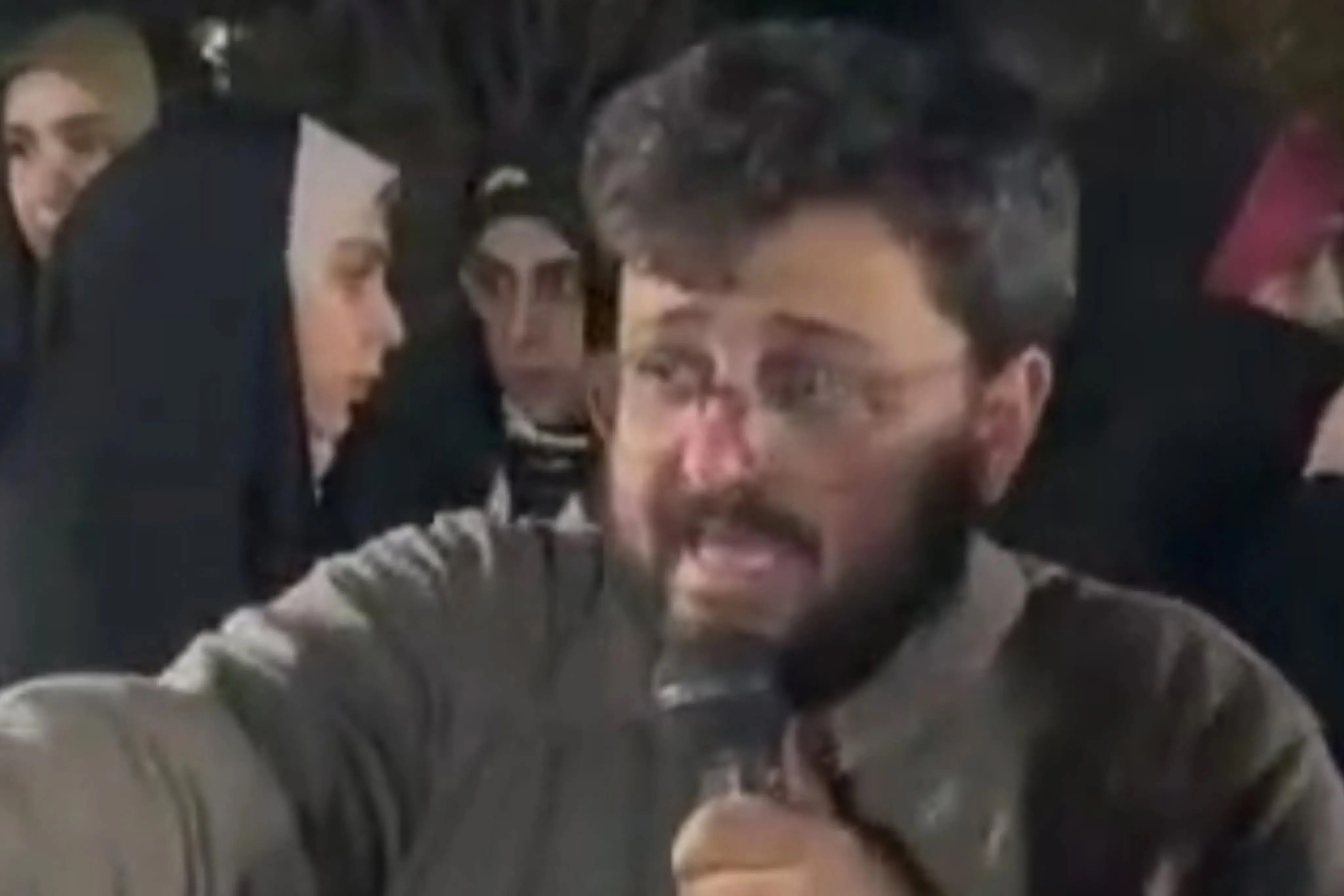 مراسم دلارسوزان در تجمع شبانه/ آتش زدن دلار توسط مدیر ارشد سازمان برنامه دولت رئیسی/ ویدئو