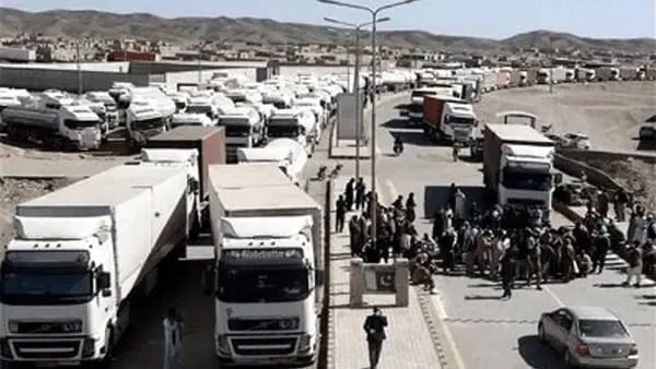 کامیون‌ها پشت مرز پاکستان