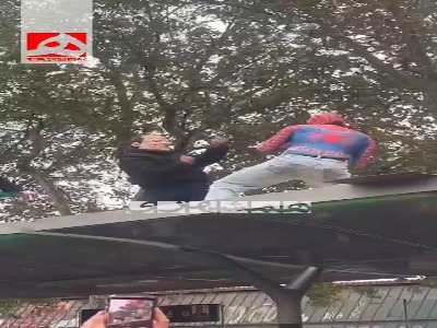مرد عنکبوتی هم به کمک معترضان فرانسوی آمد!