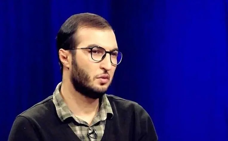 ادعاهایی درباره چت های خصوصی وحید اشتری و ارتباطش با نزدیکان بابک زنجانی و هلدینگ خلیج فارس/ داوری: لو دادن چت های خصوصی فعال رسانه‌ای اصول‌گرا که در فرودگاه به دنبال سیسمونی خانواده مقامات می رود، مجاز است/ ویدئو